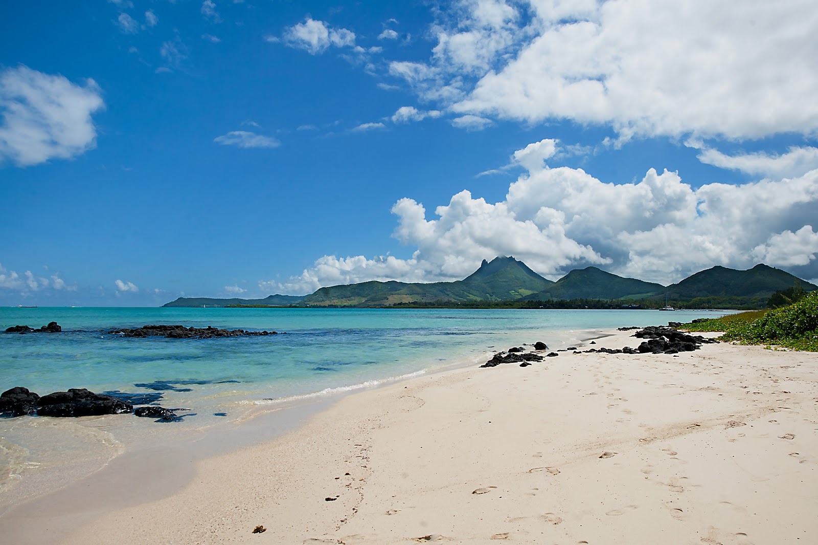 Foto van Blue Bay Beach - populaire plek onder ontspanningskenners