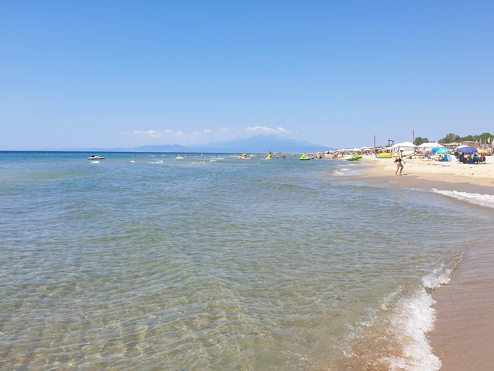 Foto von Keramoti beach mit türkisfarbenes wasser Oberfläche