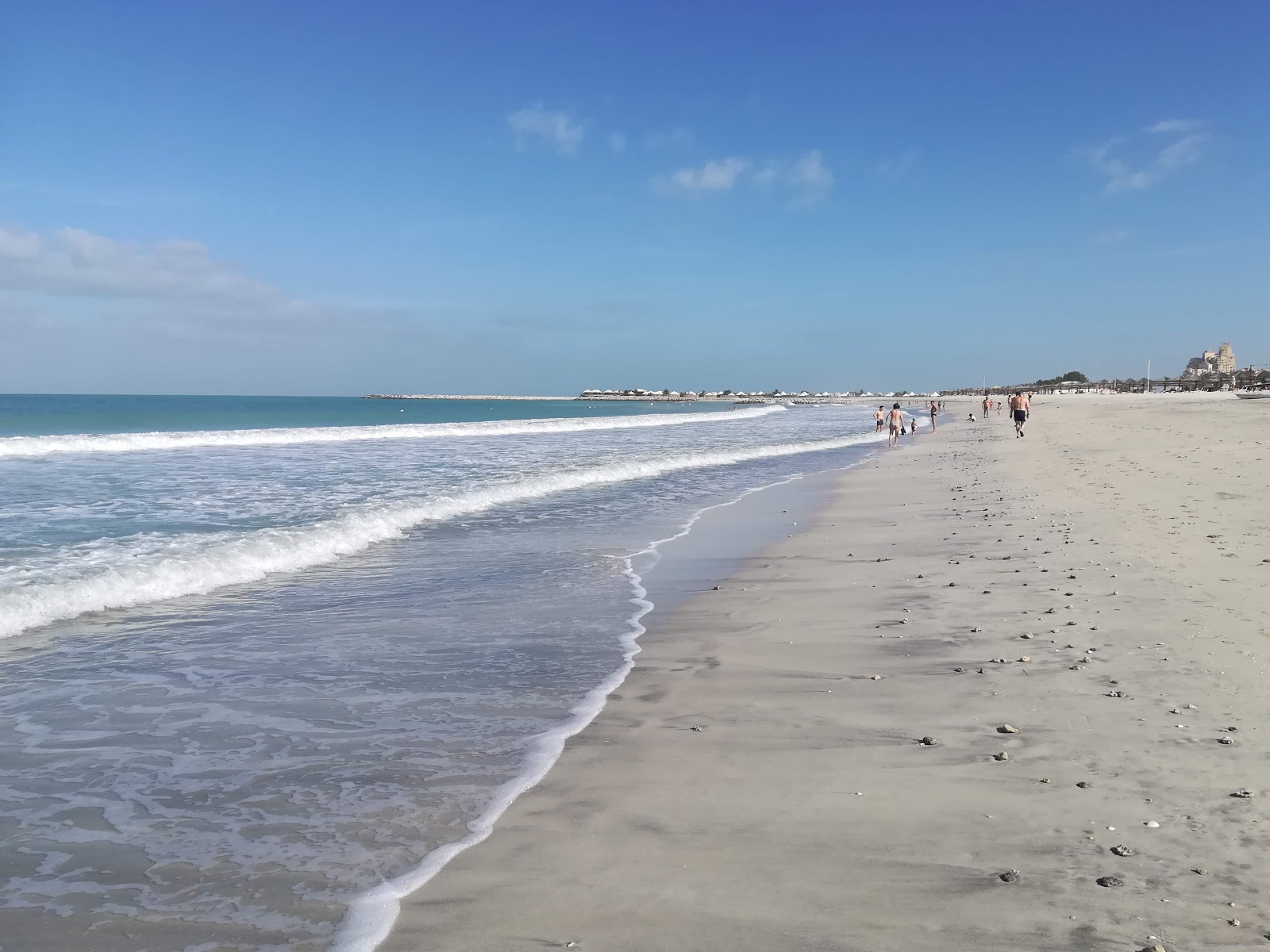 Zdjęcie Al Hamra beach z powierzchnią jasny piasek