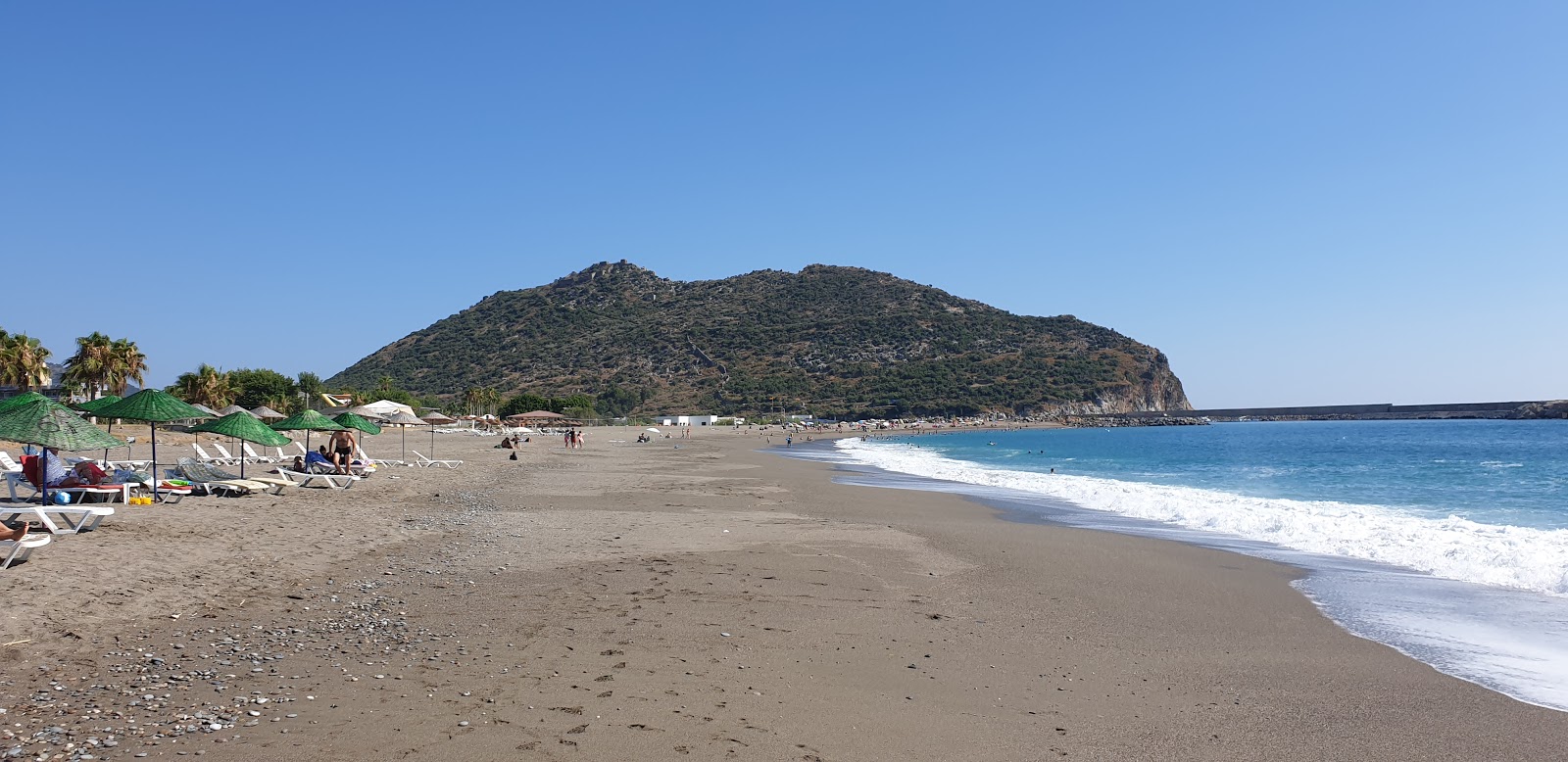 Gazipasa Halk plaji的照片 带有明亮的沙子表面