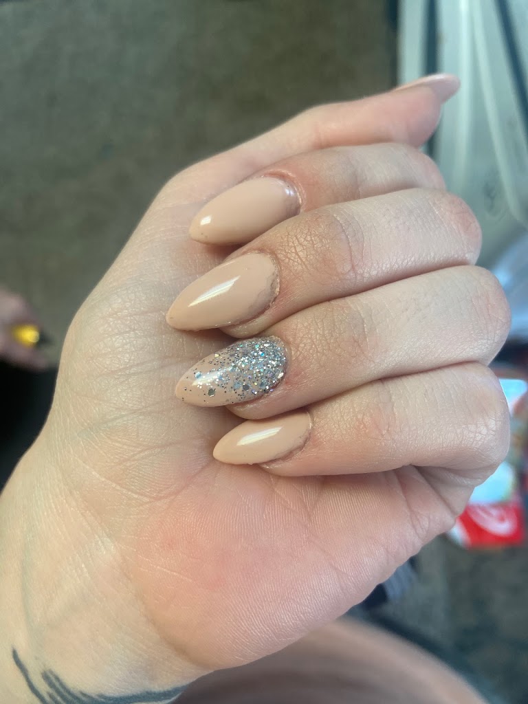 Funky Nails 07852