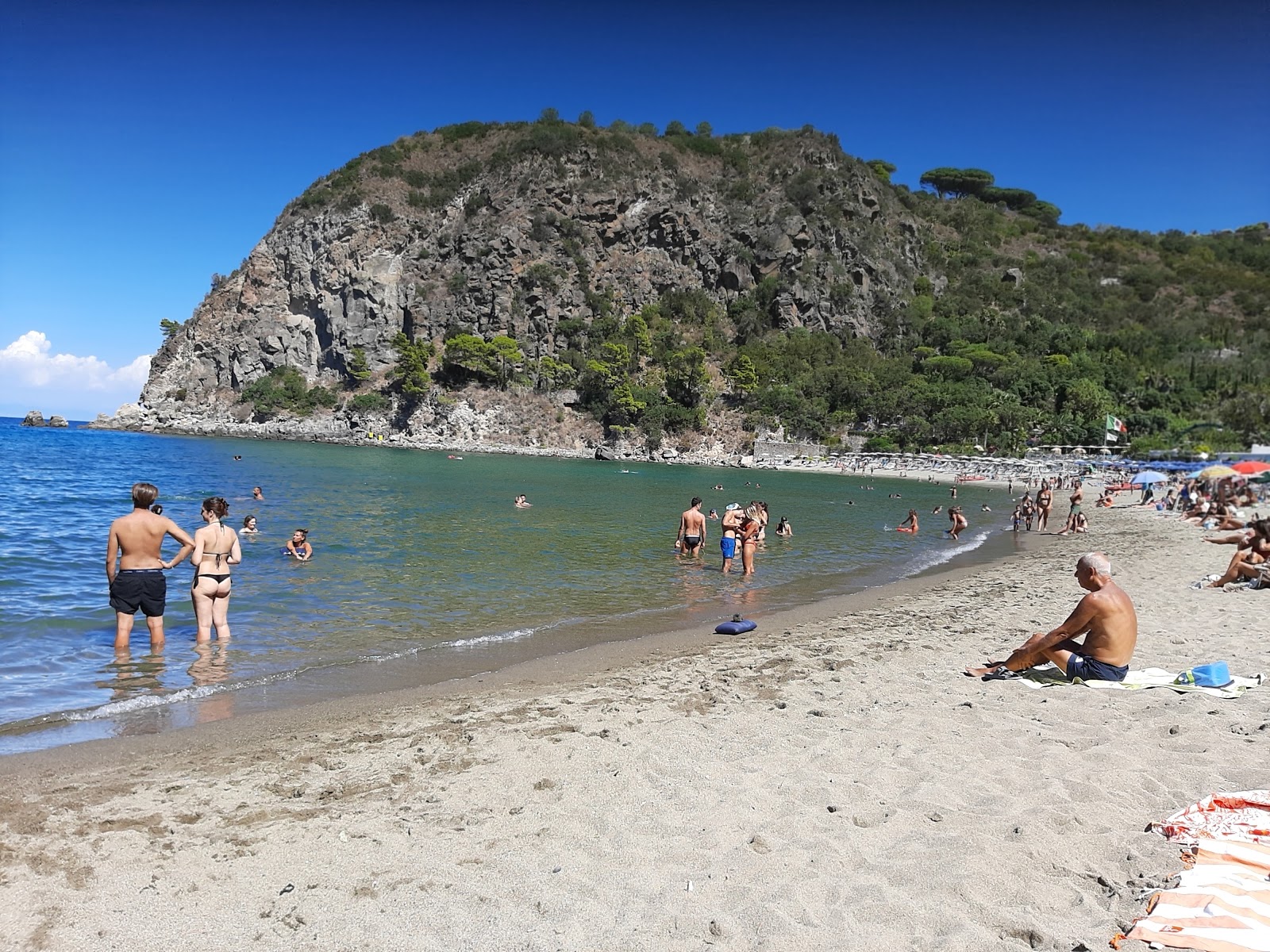 Foto van San Montano Strand met helder zand oppervlakte