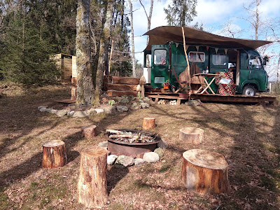 La Petite Place dans les Bois: HOT TUB/ JACUZZI au feu de bois / RV/Camper et vues Location de vacances/ Babysitting à Tarnac