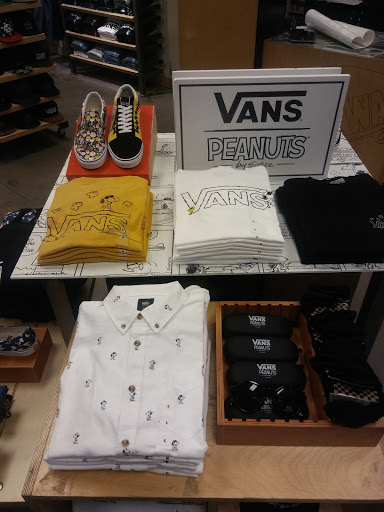 Shoe Store «Vans», reviews and photos, 1501 S Harbor Blvd, Fullerton, CA 92832, USA