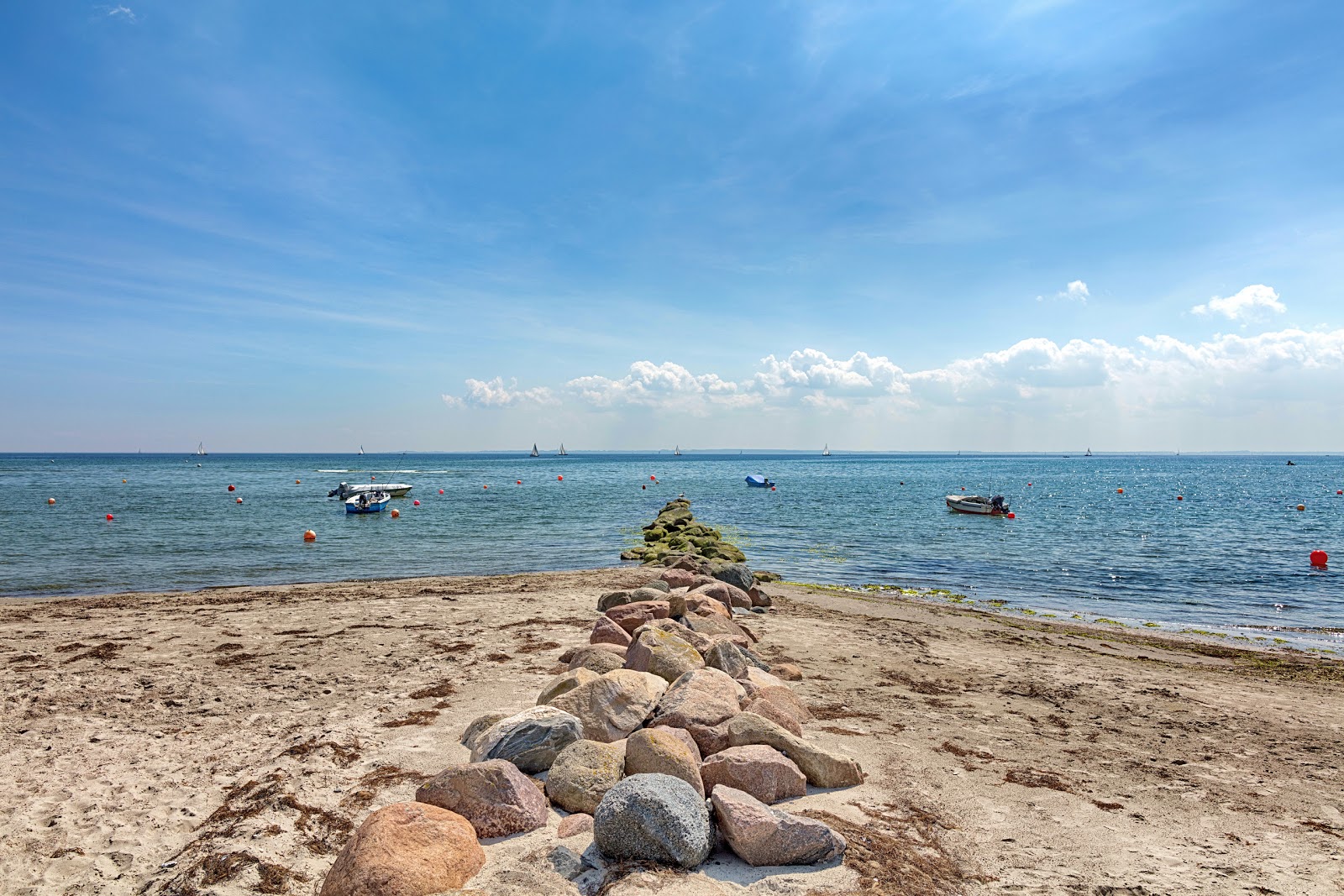 布利斯多夫海滩的照片 带有碧绿色纯水表面