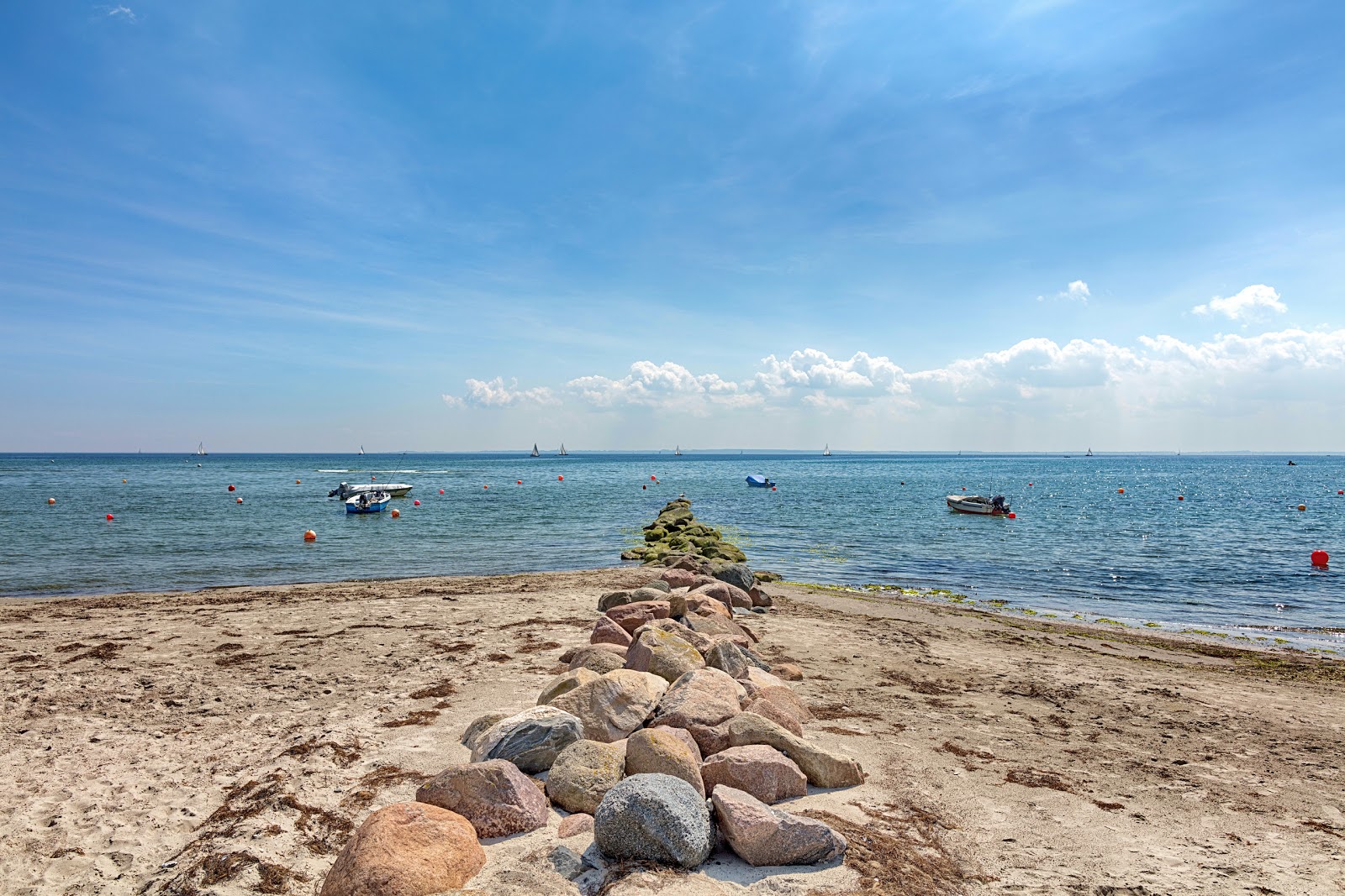 Foto de Rettin Strand con costa recta y larga