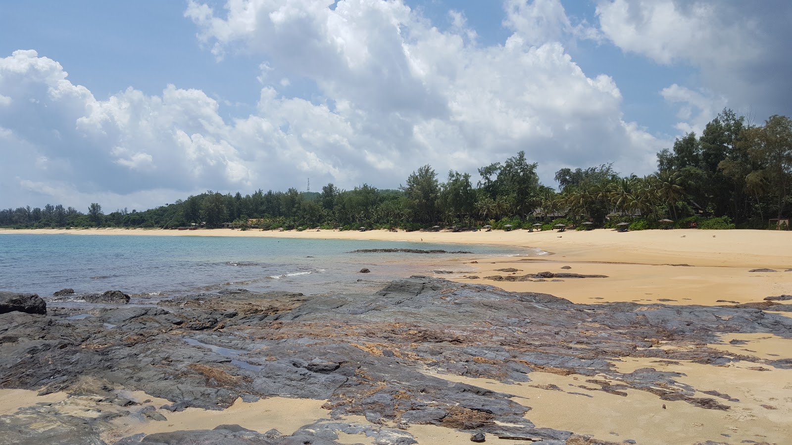 Foto van Tanjung Jara Beach met ruim strand