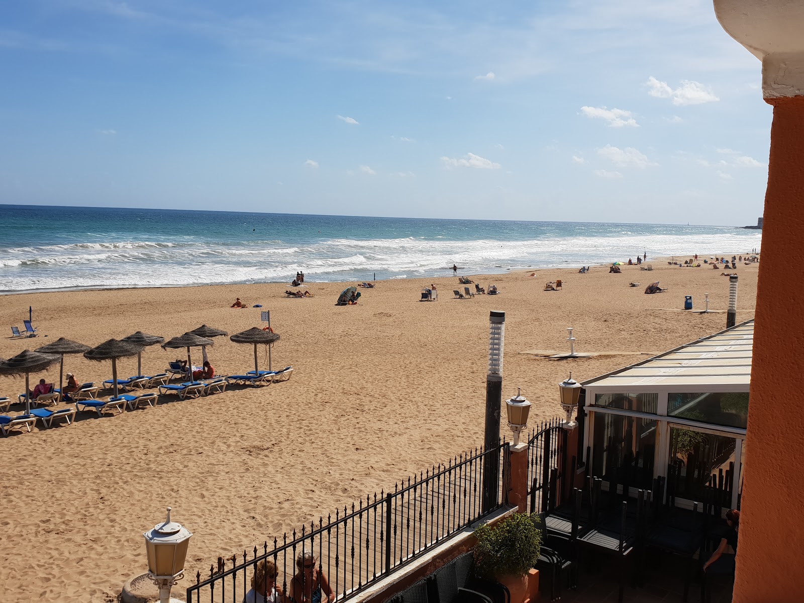 Foto van Playa de la Mata met groen water oppervlakte