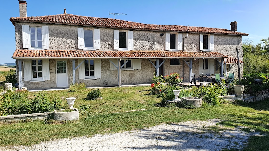 Grande maison avec jardin à la ferme chaleureux capacité d'hébergements 10 personnes pour éventuellement dhiver à Yviers (Charente 16)