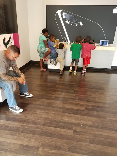 Cell Phone Store «T-Mobile», reviews and photos, 12435 Limonite Ave Suite 550, Mira Loma, CA 91752, USA