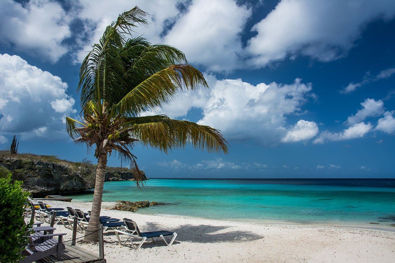 Foto von Strand von Porto Marie mit türkisfarbenes wasser Oberfläche