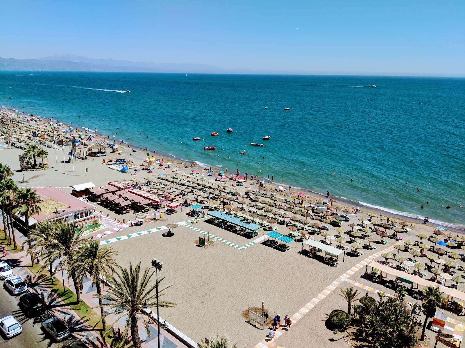 Φωτογραφία του Playa Bajondillo με γκρίζα άμμος επιφάνεια