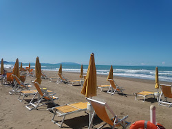 San Vincenzo Beach'in fotoğrafı - rahatlamayı sevenler arasında popüler bir yer