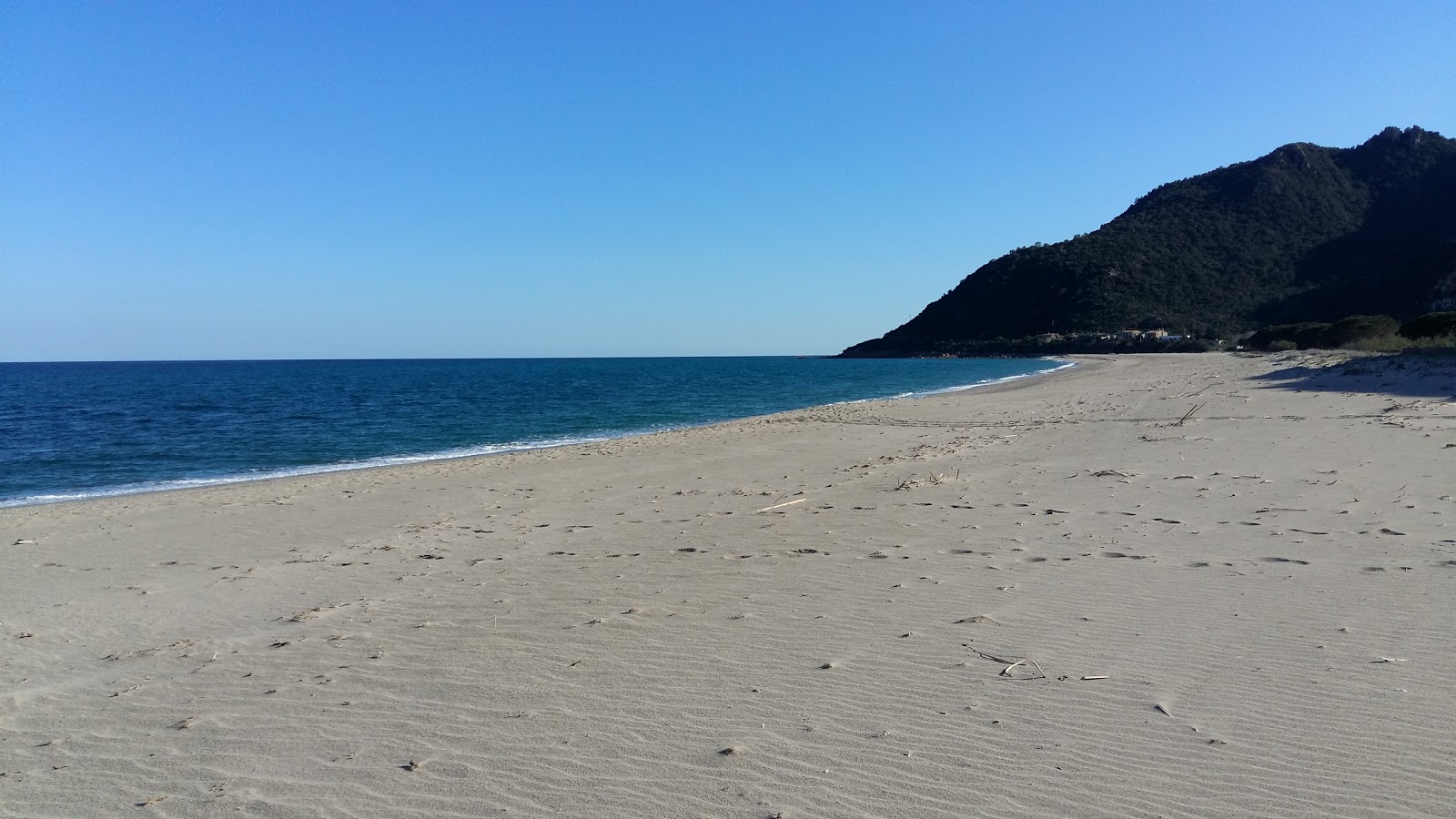 Spiaggia di Perd'e Pera
'in fotoğrafı uçurumlarla desteklenmiş