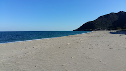 Spiaggia di Perd'e Pera
'in fotoğrafı uçurumlarla desteklenmiş