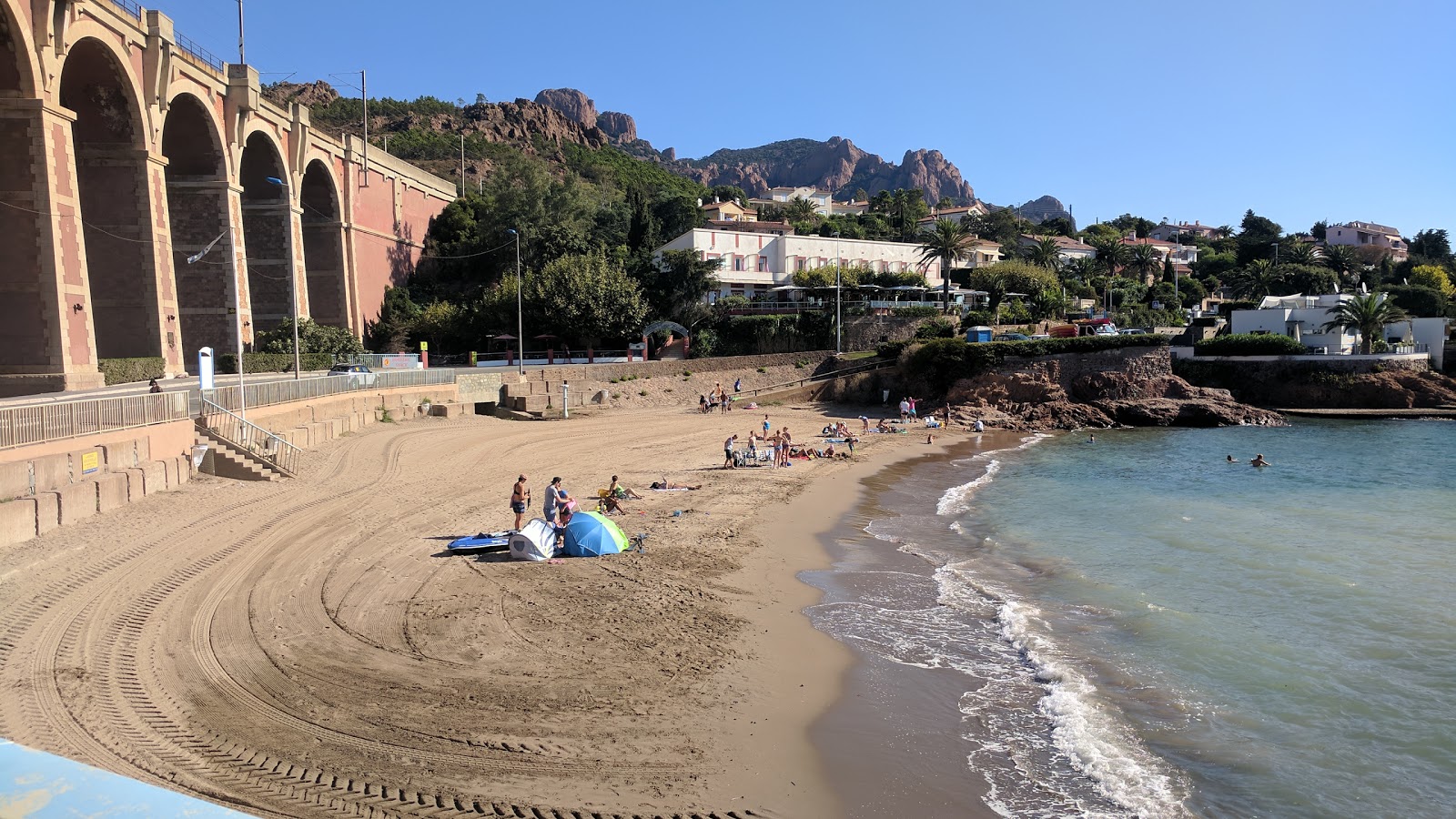 Foto av Stranden Calanque d'AnthEor med fin beige sand yta