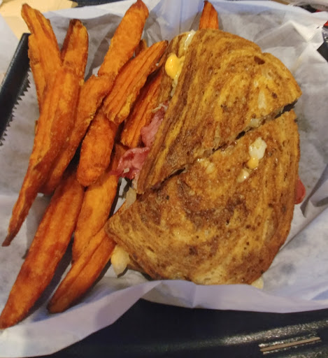 American Restaurant «The Garage Pub & Grill», reviews and photos, 308 4th St, Columbus, IN 47201, USA