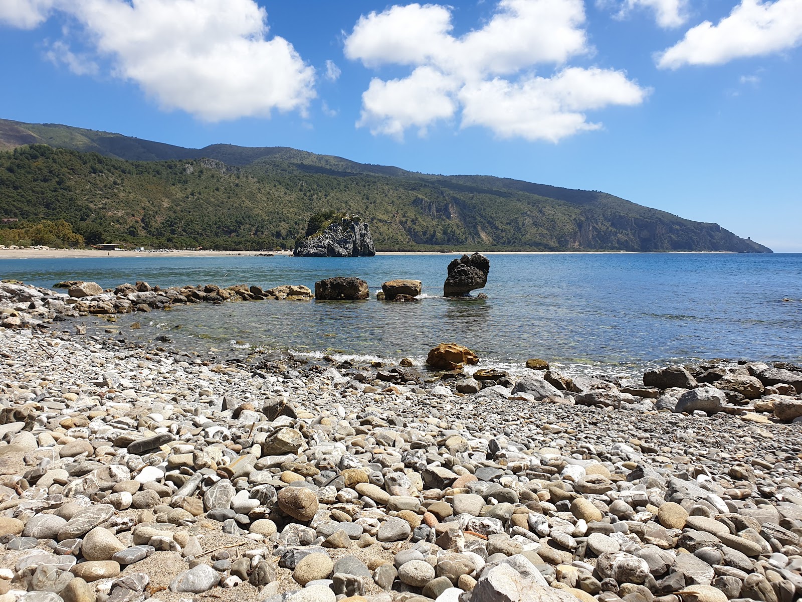 Arco Naturale di Palinuro Beach'in fotoğrafı dağlarla çevrili