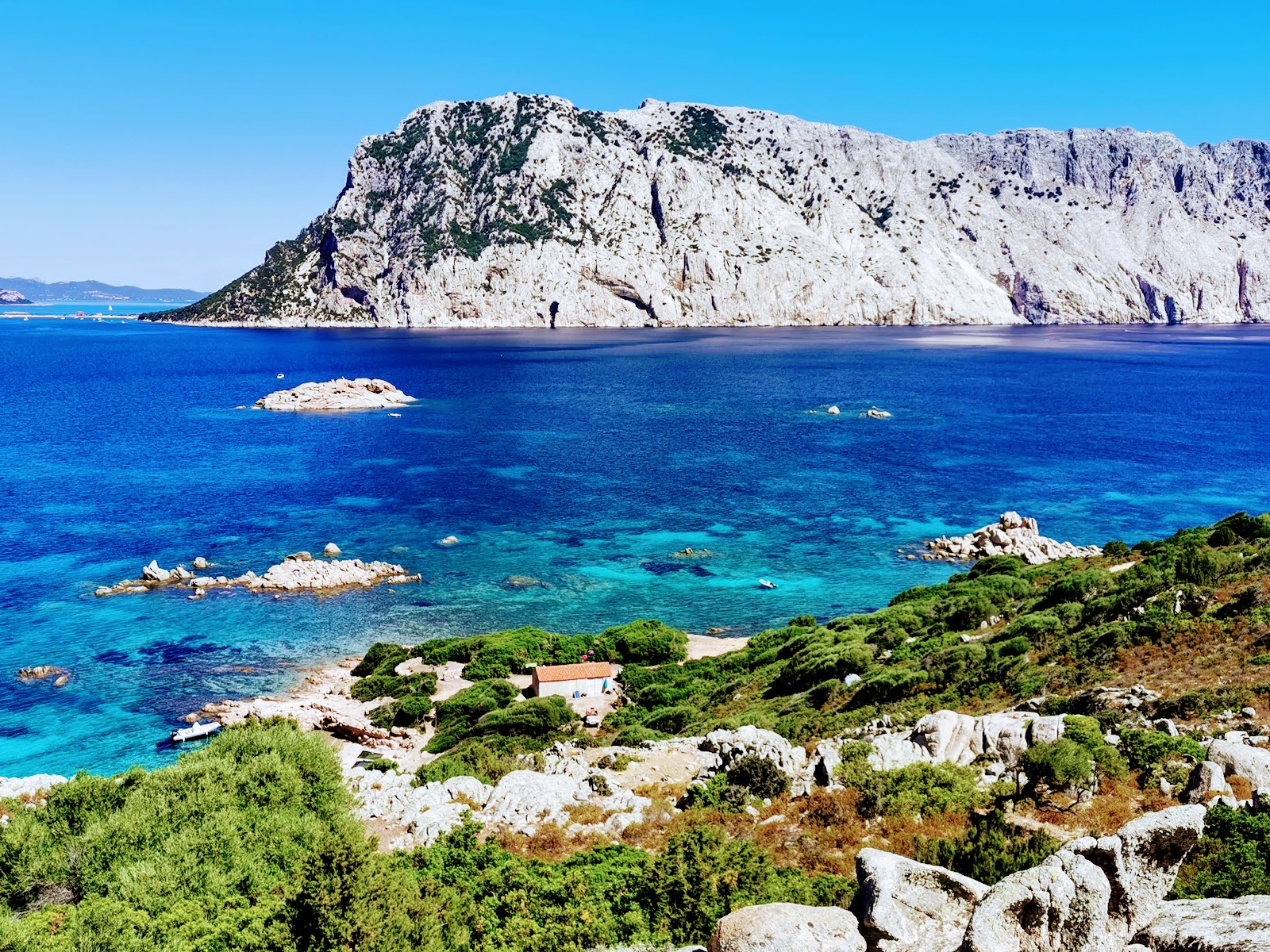 Foto di Cala Spagnola con parzialmente pulito livello di pulizia