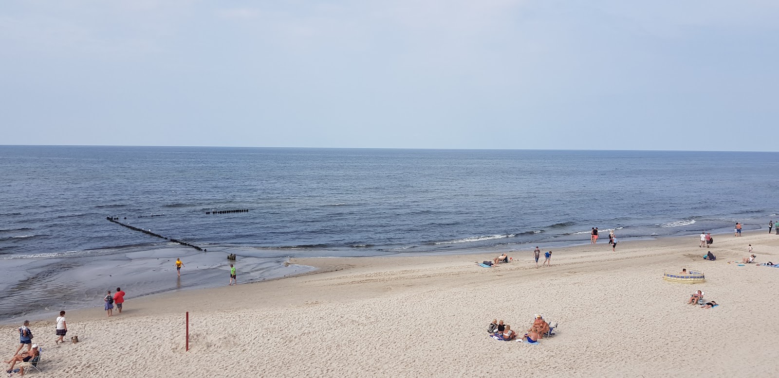 Foto av Mrzezyno Beach med turkos rent vatten yta