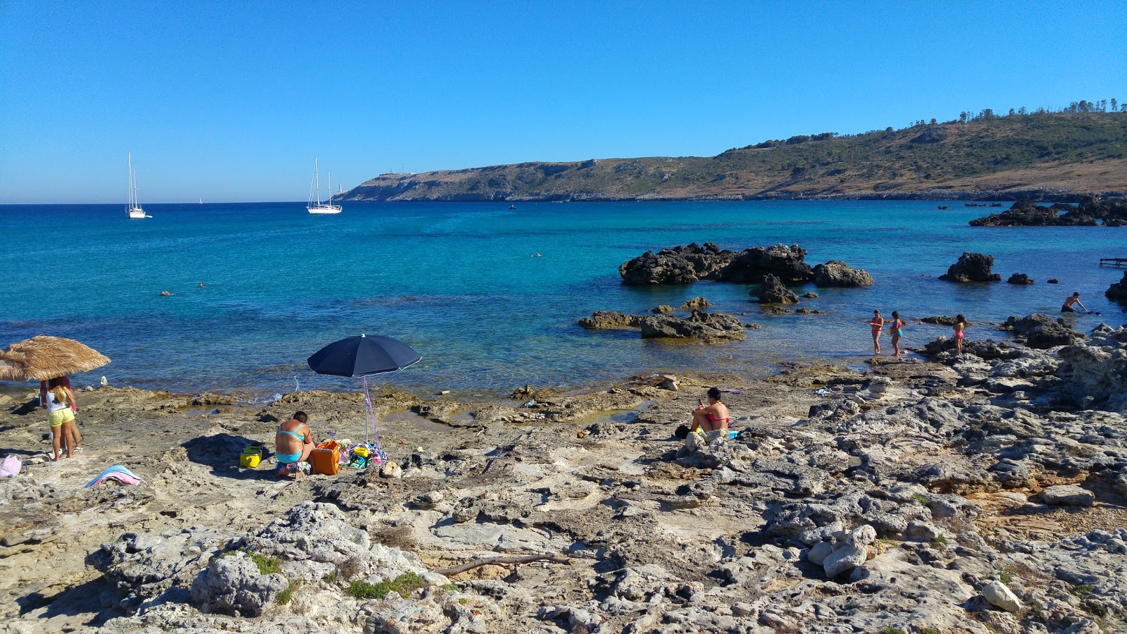 Fotografie cu Spiaggia di Baia dell'Orte cu o suprafață de apă pură albastră