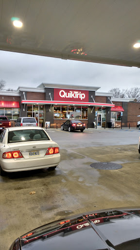Gas Station «QuikTrip», reviews and photos, 2590 NE 72nd St, Gladstone, MO 64118, USA