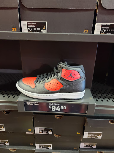 Sporting Goods Store «Nike Factory Store», reviews and photos, 1500 SE East Devils Lake Rd #105, Lincoln City, OR 97367, USA