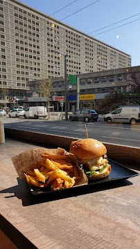 Plats et boissons du Restaurant de hamburgers Burgers & Bagels Lafayette à Lyon - n°5