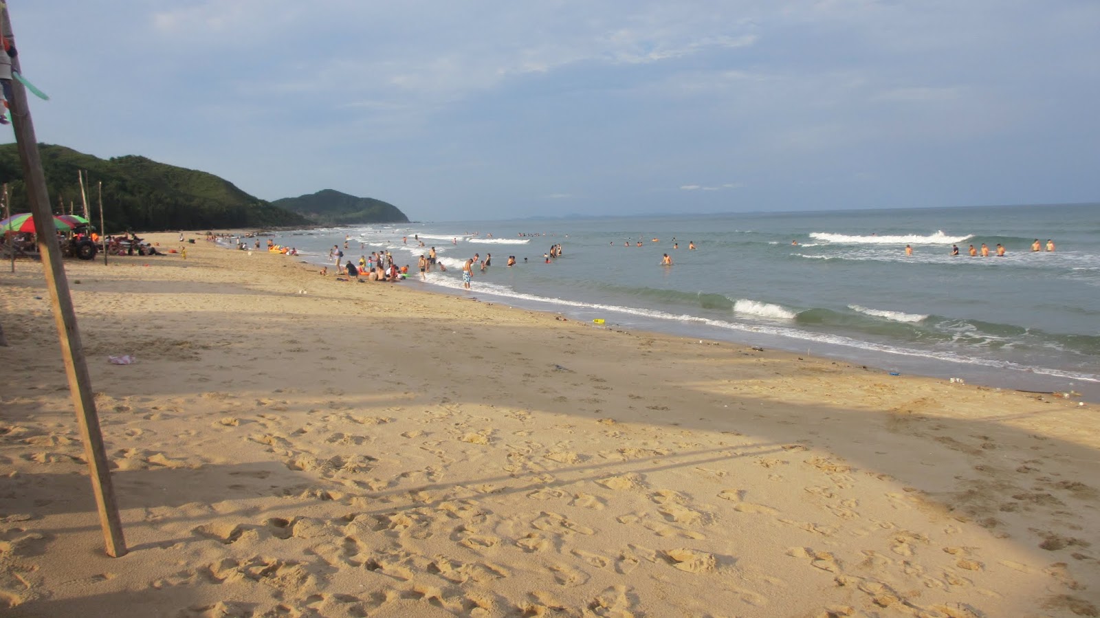 Φωτογραφία του Quan Lan Beach II με μακρά ευθεία ακτή