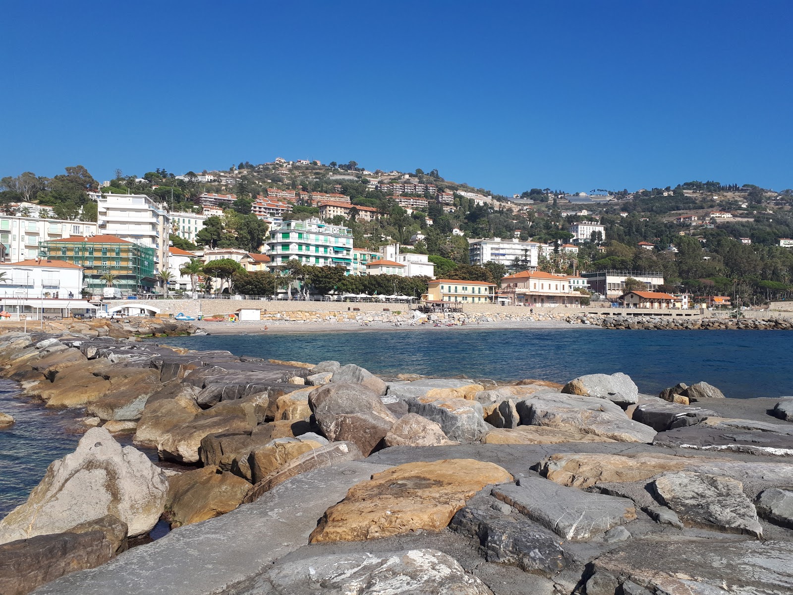 Foto von Ospedaletti Beach - beliebter Ort unter Entspannungskennern