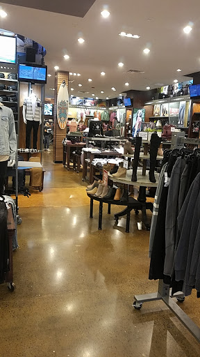 Clothing Store «Tillys», reviews and photos, 5415 Touhy Ave, Skokie, IL 60077, USA