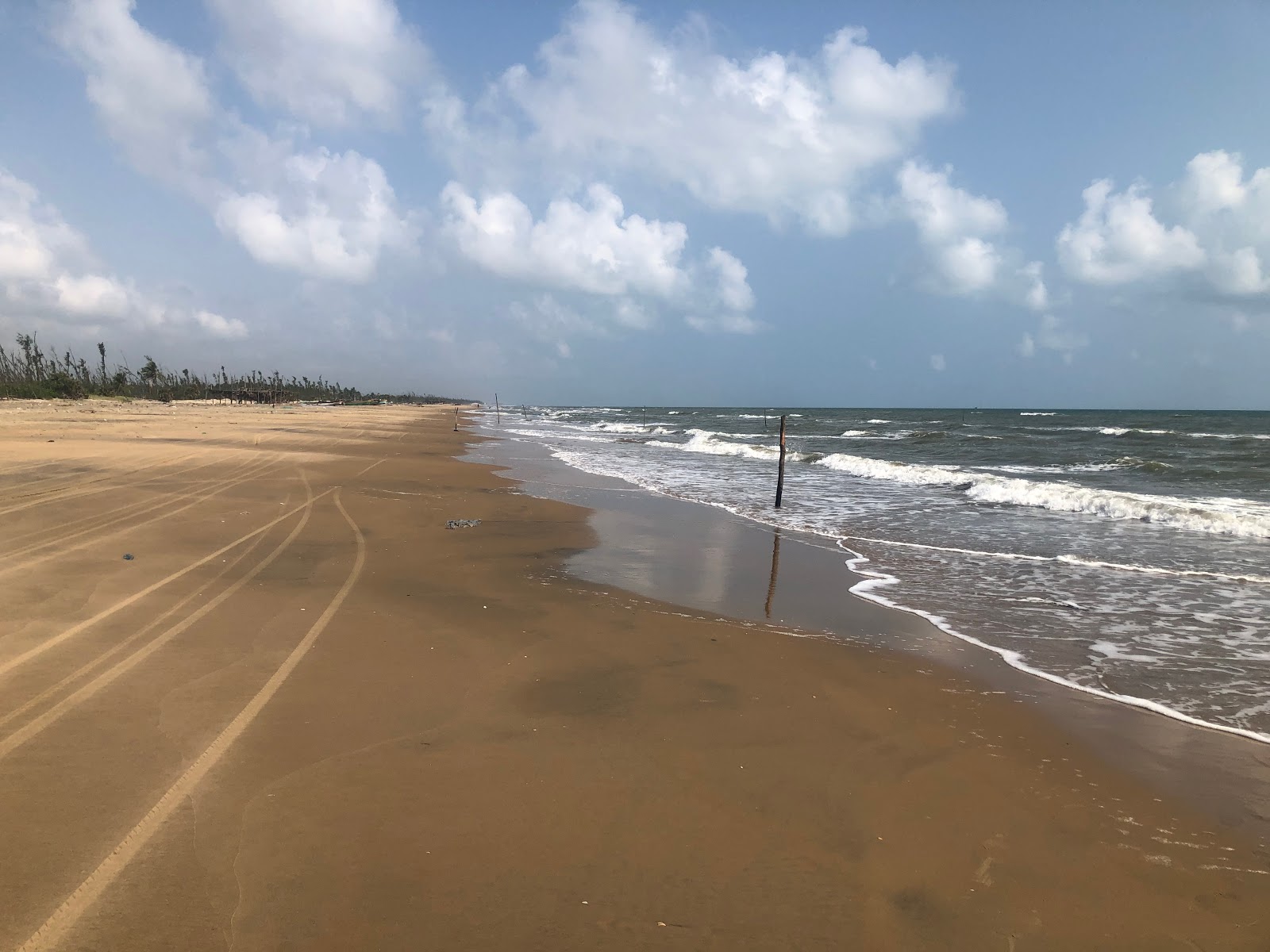 Valokuva Kameswaram Beachista. pinnalla kirkas hiekka:n kanssa