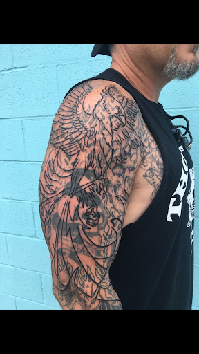 Tattoo Shop «Knuckle Up Tattoo Co.», reviews and photos, 2083 Irvin Cobb Dr, Paducah, KY 42003, USA