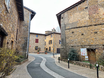 Village typique en pierres dorees à Val d'Oingt