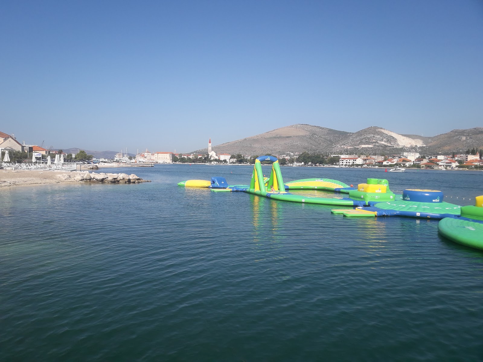 Foto von Trogir beach mit sehr sauber Sauberkeitsgrad