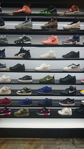 Shoe Store «Shoe Palace», reviews and photos, 8155 Camino Arroyo #13, Gilroy, CA 95020, USA