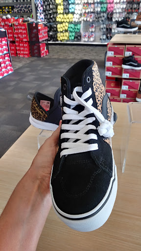 Shoe Store «Off Broadway Shoe Warehouse», reviews and photos, 8600 Ward Pkwy, Kansas City, MO 64114, USA