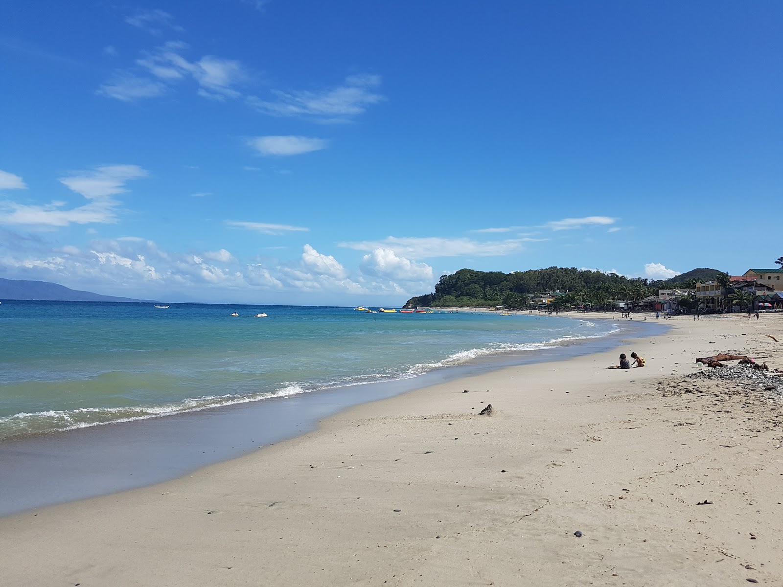 Foto di White Beach con una superficie del sabbia beige
