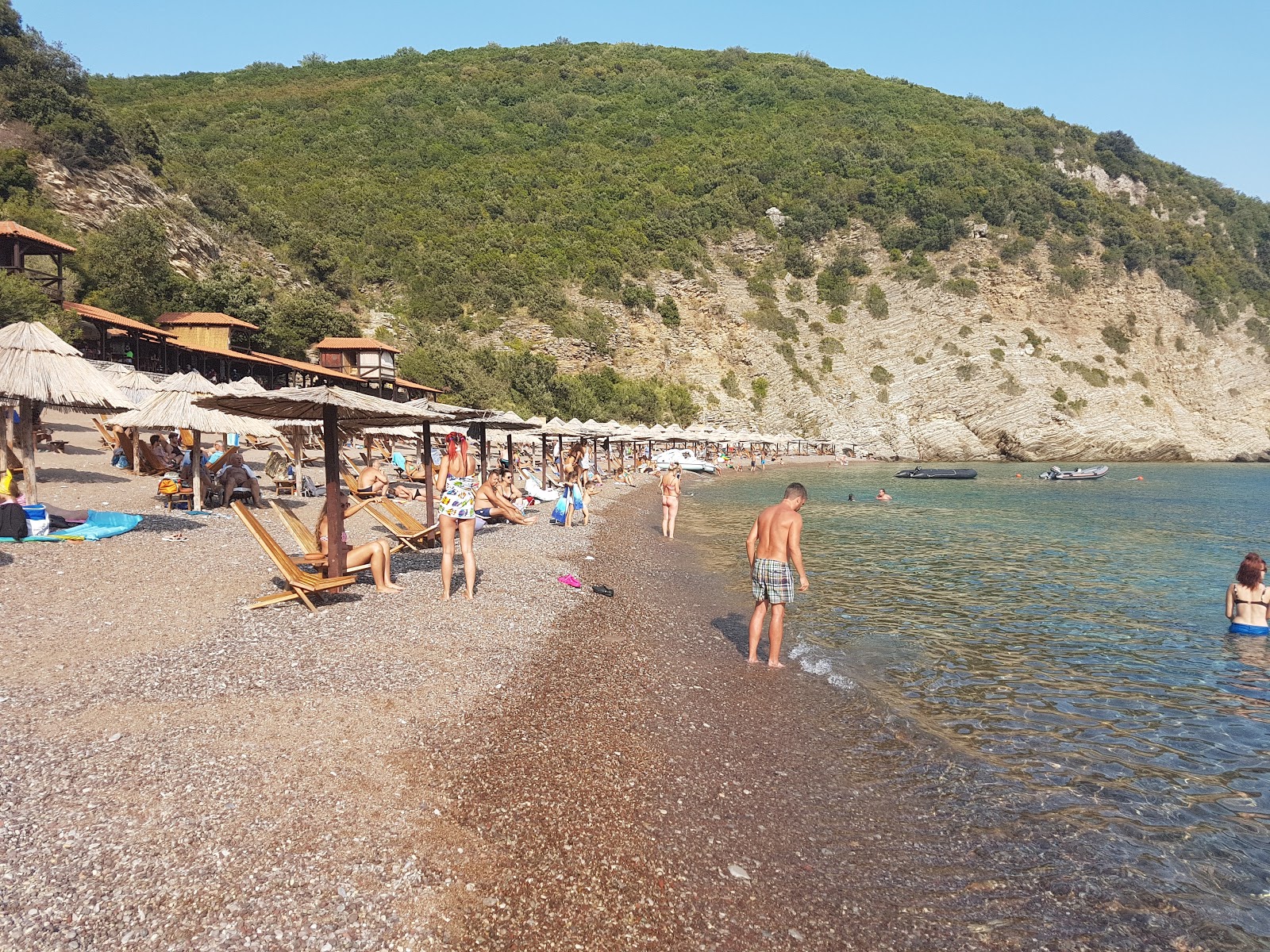 Foto av Kraljichina beach omgiven av klippor