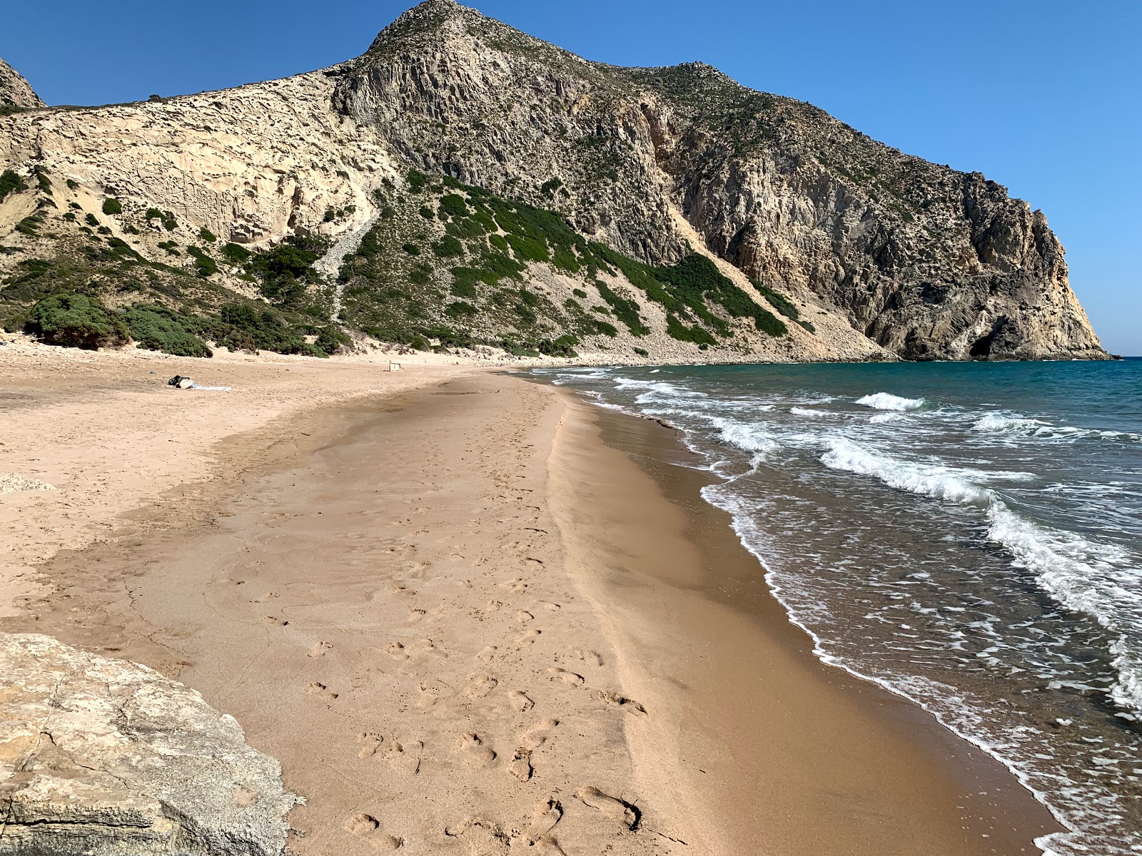 Zdjęcie Mystic beach z powierzchnią beżowy piasek