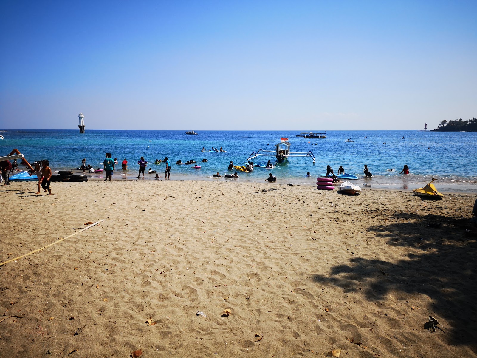 Senggigi Beach的照片 带有碧绿色纯水表面