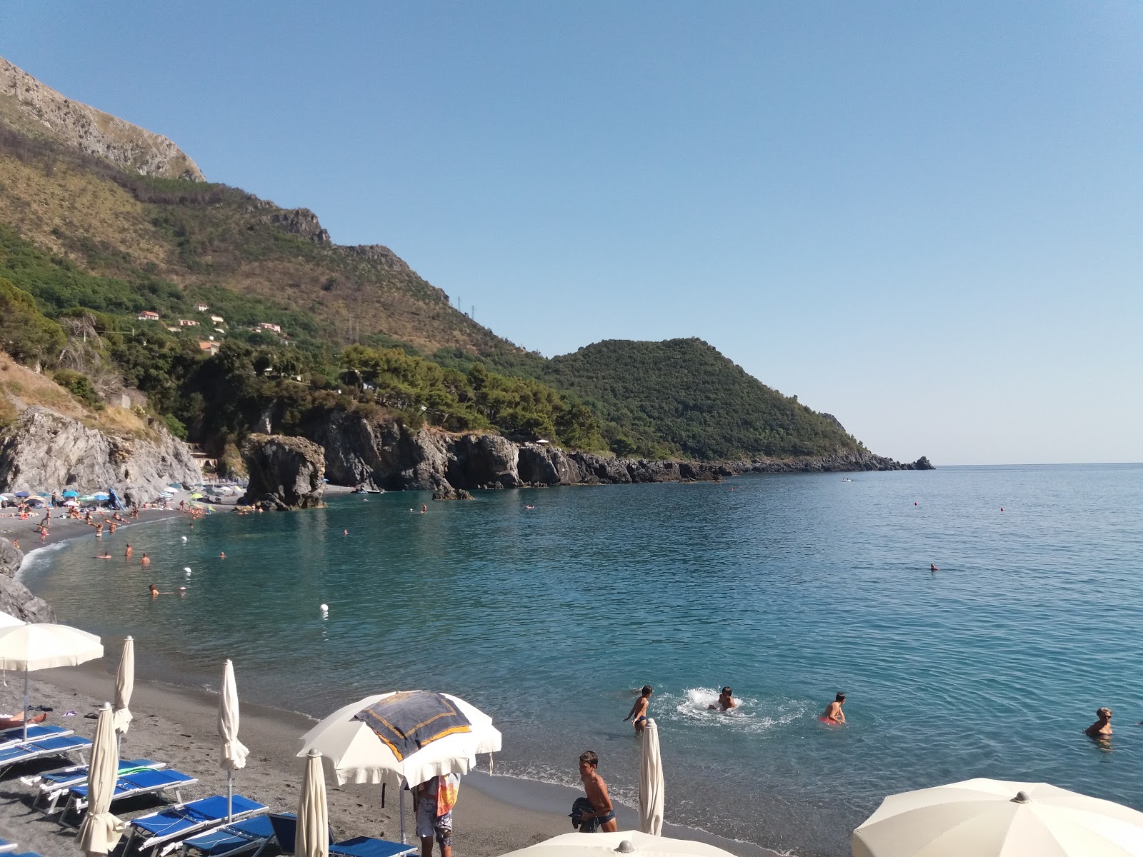 Photo de Spiaggia di Santa Teresa entouré de montagnes