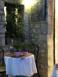 Atmosphère du Restaurant français L'oustau di Pastre à Les Baux-de-Provence - n°3