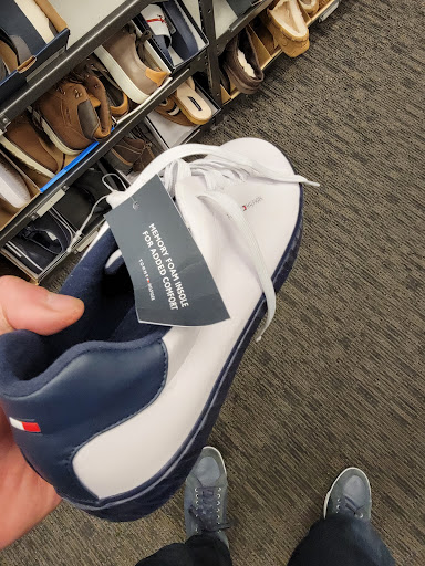 Department Store «Nordstrom Rack Burbank Empire Center», reviews and photos, 1601 N Victory Pl, Burbank, CA 91502, USA