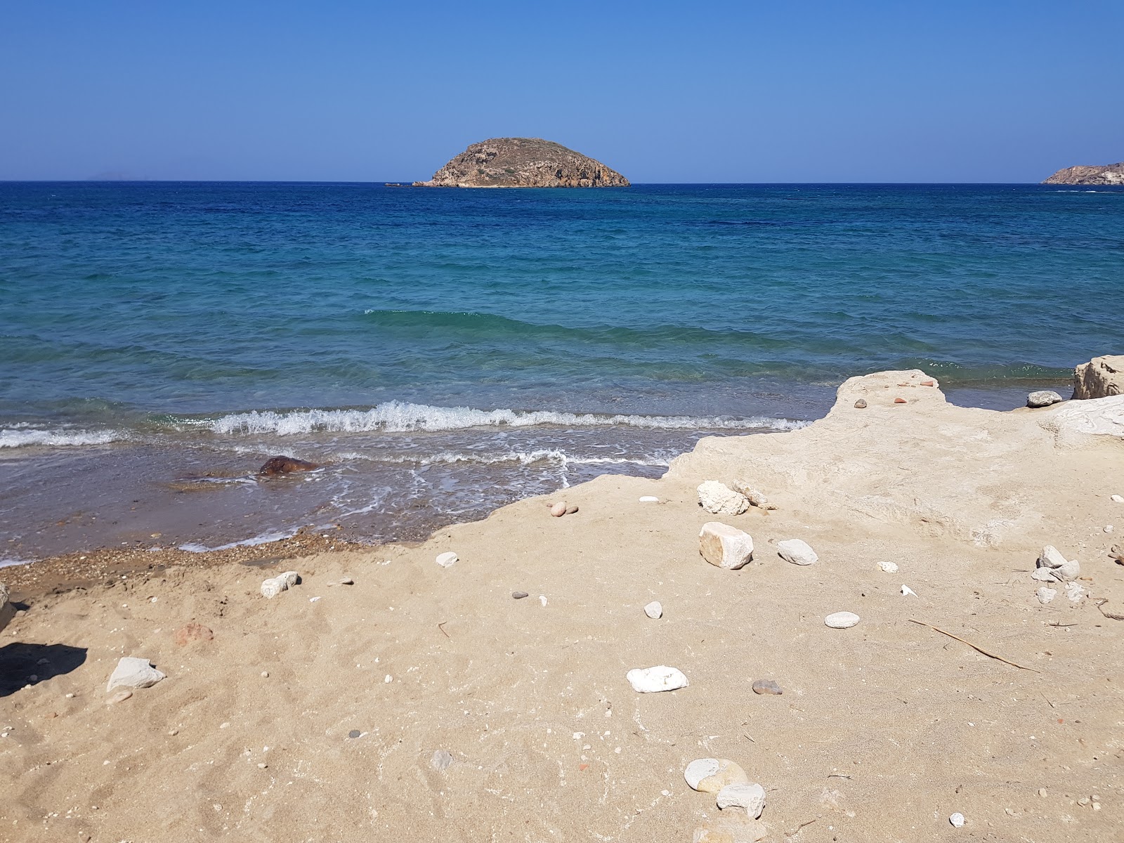 Foto de Ellinika beach rodeado por montanhas