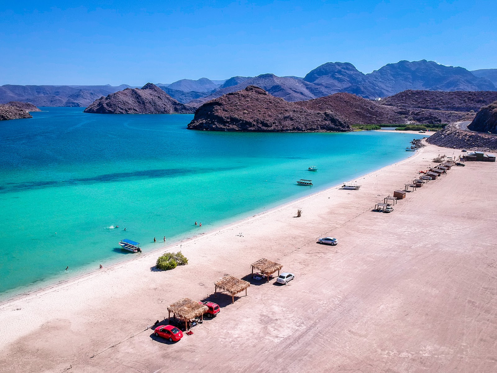 Foto av Playa Santispac med turkos rent vatten yta