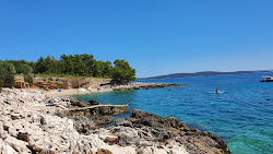 Photo de Ivan Dolac beach protégé par des falaises