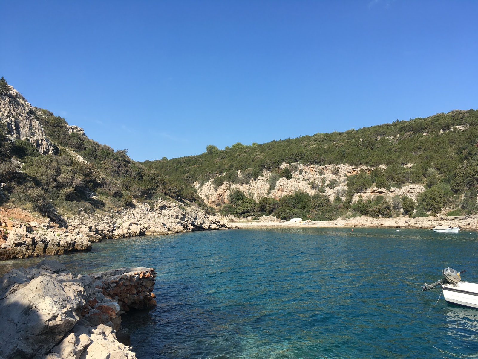 Foto af Uvala Voscica med turkis rent vand overflade