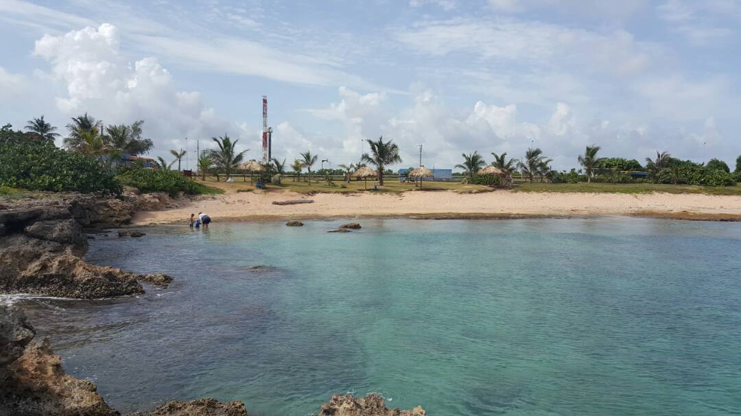 Φωτογραφία του Camarioca beach με καθαρό νερό επιφάνεια