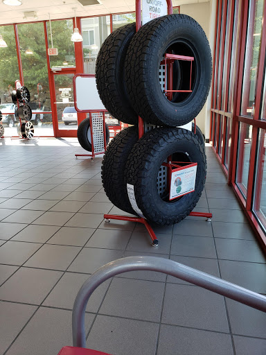 Tire Shop «Discount Tire Store - Shoreline, WA», reviews and photos, 19905 Aurora Ave N, Shoreline, WA 98133, USA